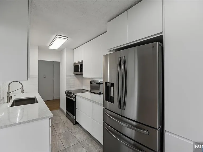300 Winston Dr #2020 — Photo 8