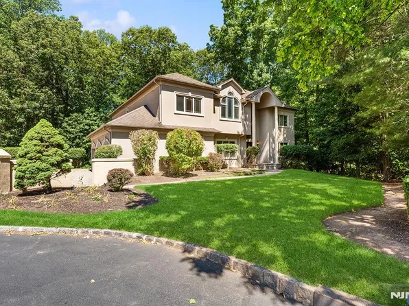 307 Daffodil Dr, Norwood, NJ 07648