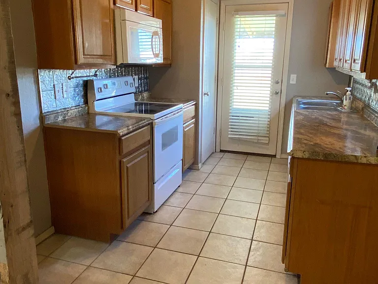 912 Danbury Pl — Photo 2