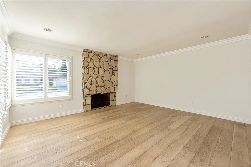 4 bed, 2356 sqft, $4,900 — Photo 3