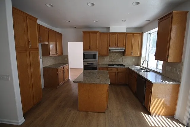Kitchen: Granite countertops w/ ample cabinet space