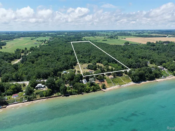 2898 Lakeshore Rd, Applegate, MI 48401
