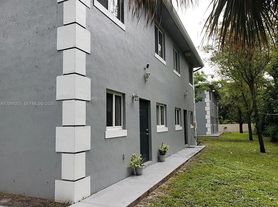 14084 NE 2nd Ave, Miami, FL