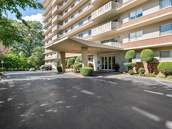 2nd image of 1960 N Pkwy APT 706