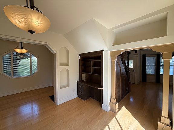 5th image of 2586 Diamond St