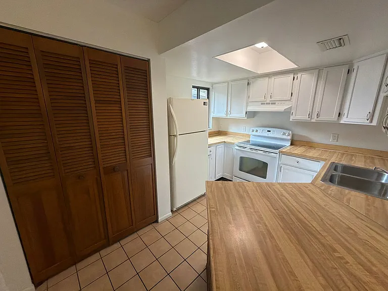 3005 E Jefferson St — Photo 6