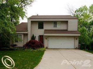 1112 Kewadin Dr, Waterford, MI 48327