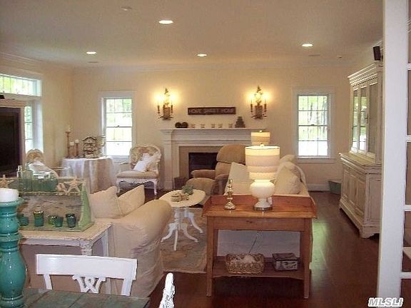 4th image of 6 Rosebud Ln