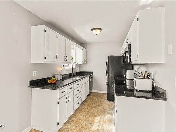 5th image of 400 Hallbrook Dr #17