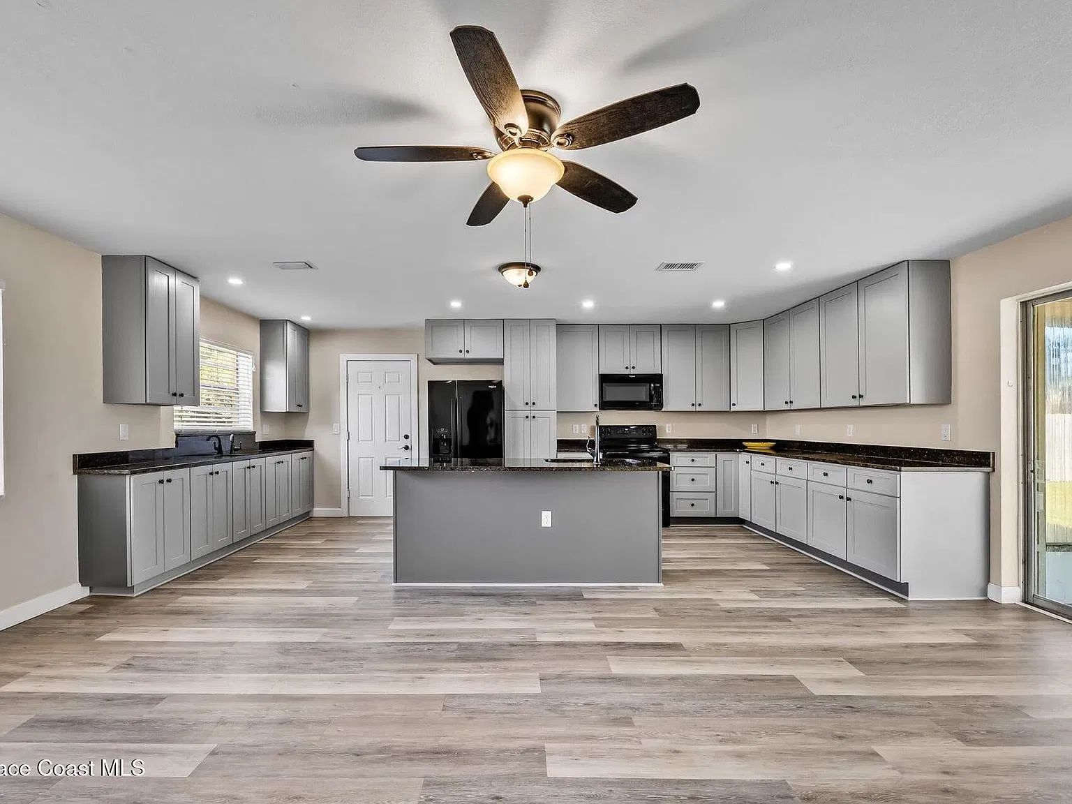 3 bed, 3.0 bath, 1152 sqft, $2,500 — Photo 3