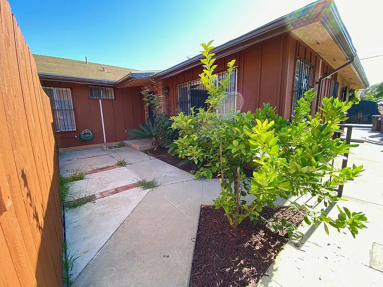 2037 N Lime Ave — Photo 16