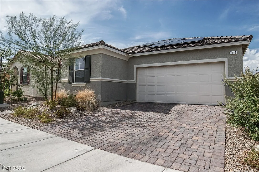 3 bed, 2.0 bath, 1852 sqft, $2,195 — Photo 2