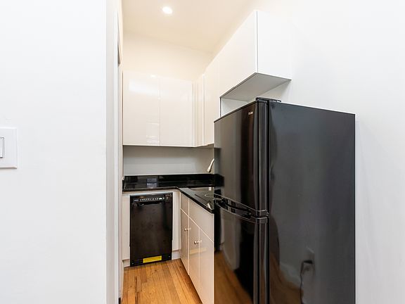 5th image of 479 Warren St APT 1C