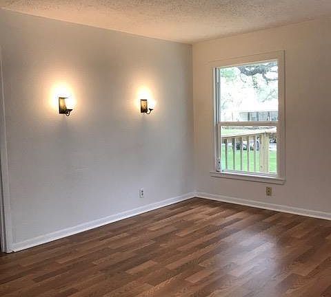 3rd image of 205 Camellia St