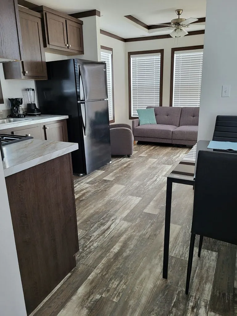 1 bed, 1.0 bath, 385 sqft, $1,300 — Photo 4