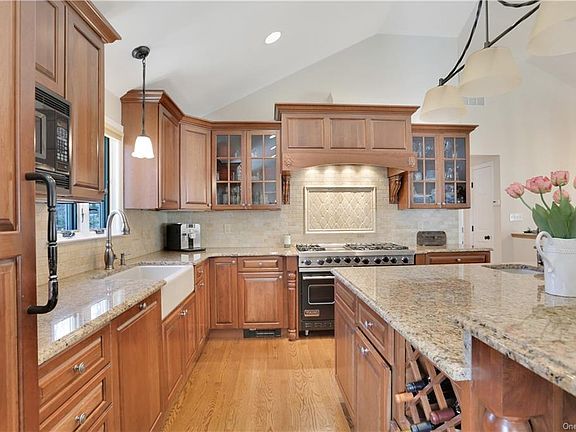 3rd image of 4 Dogwood Dr