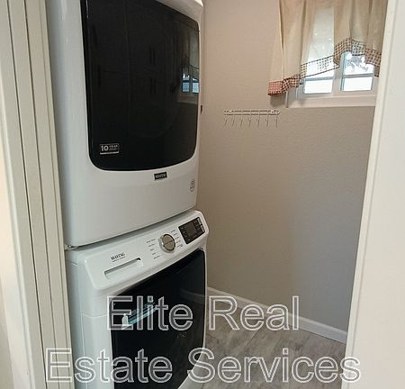 4th image of 1012 Barrett Ave