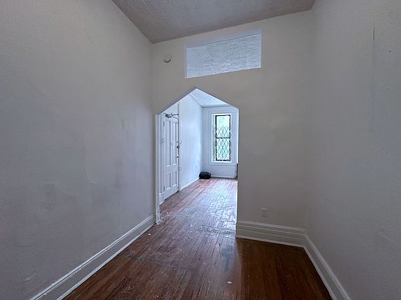 4th image of 72 Scholes St APT 1L