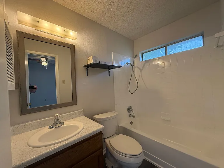 512 Willowbend Cv — Photo 10