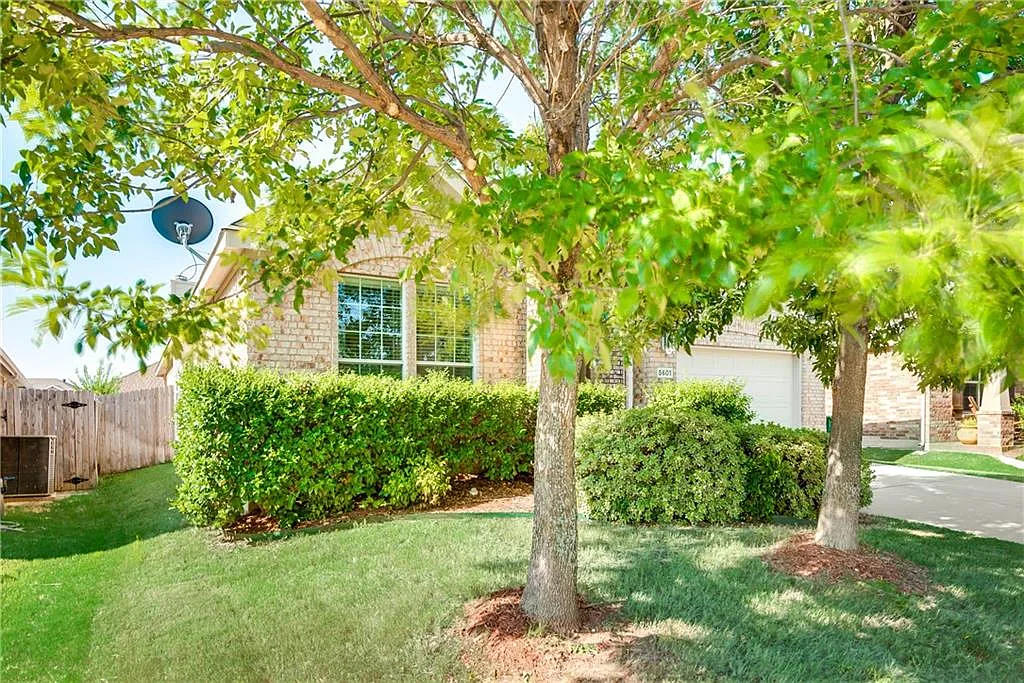 3 bed, 2015 sqft, $2,400 — Photo 2