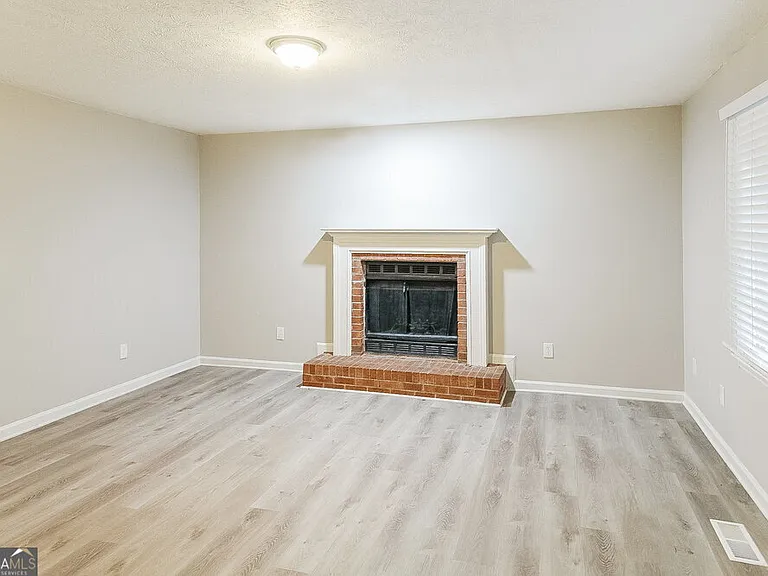 3138 Calumet Cir NW — Photo 5