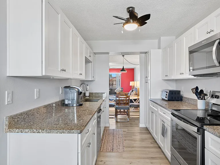 4711 SE 5th Ave #10 — Photo 7