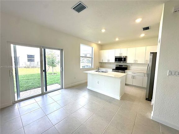 4th image of 1479 SE 24th Dr