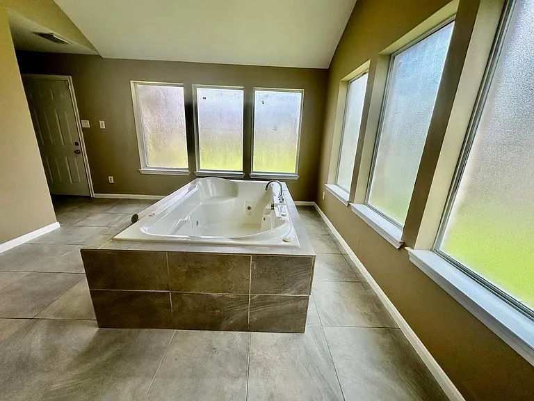 7410 Frostview Ln — Photo 3