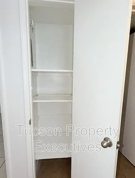 1646 N Beverly Ave — Photo 17