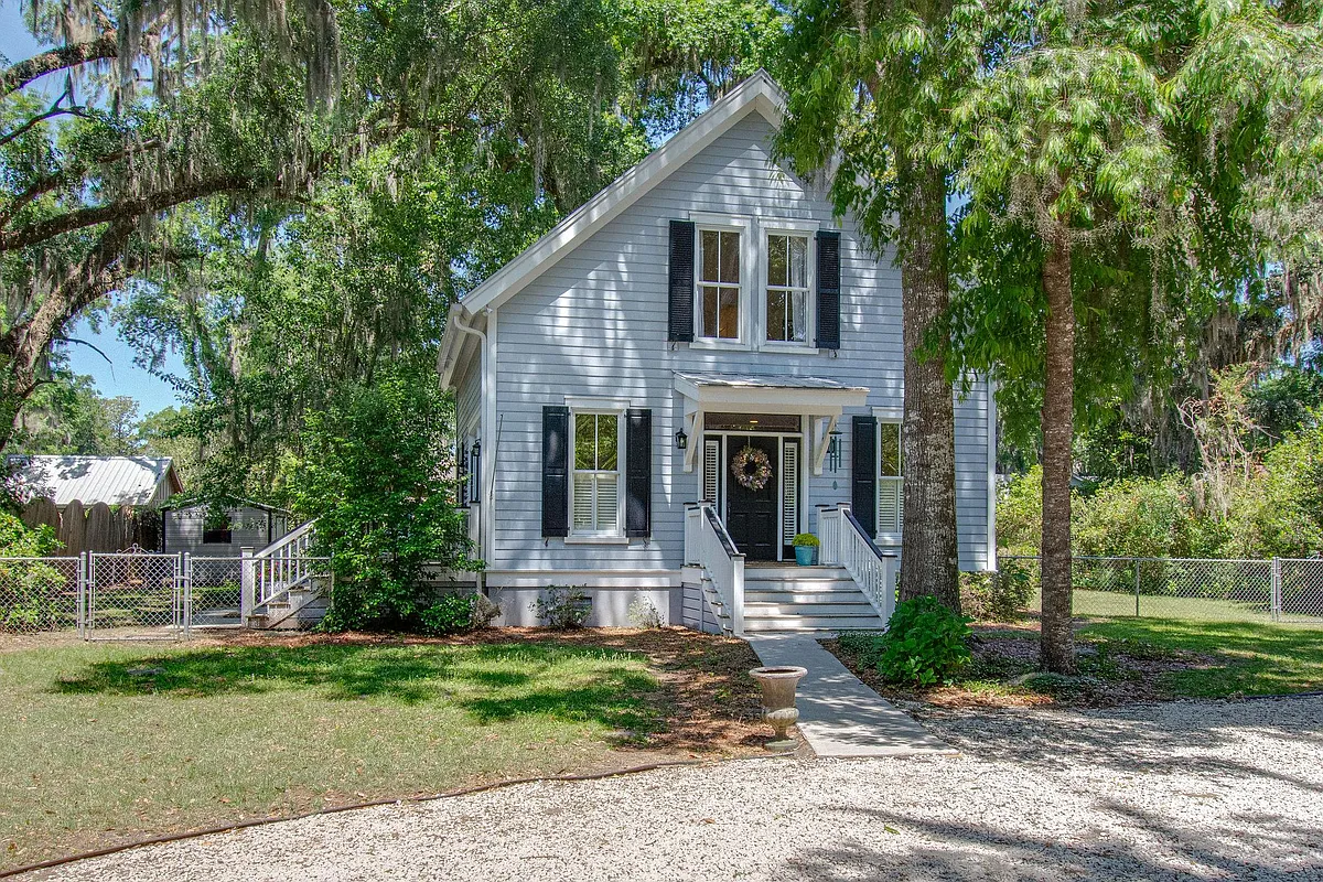 Great curb appeal - 4 Castle Point Rd