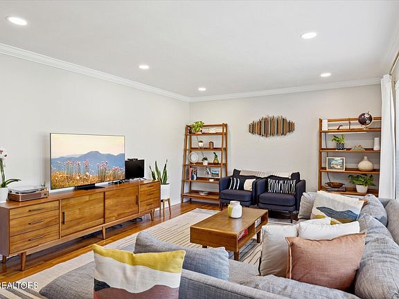 3rd image of 7008 Yorkshire Dr