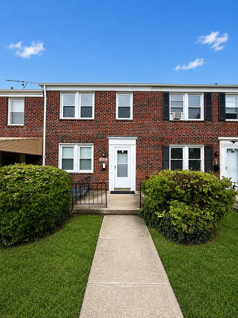 Charming 3-Bedroom Rowhome with Finished Basement — Photo 2