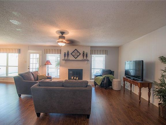 4th image of 210 Bahama Ct
