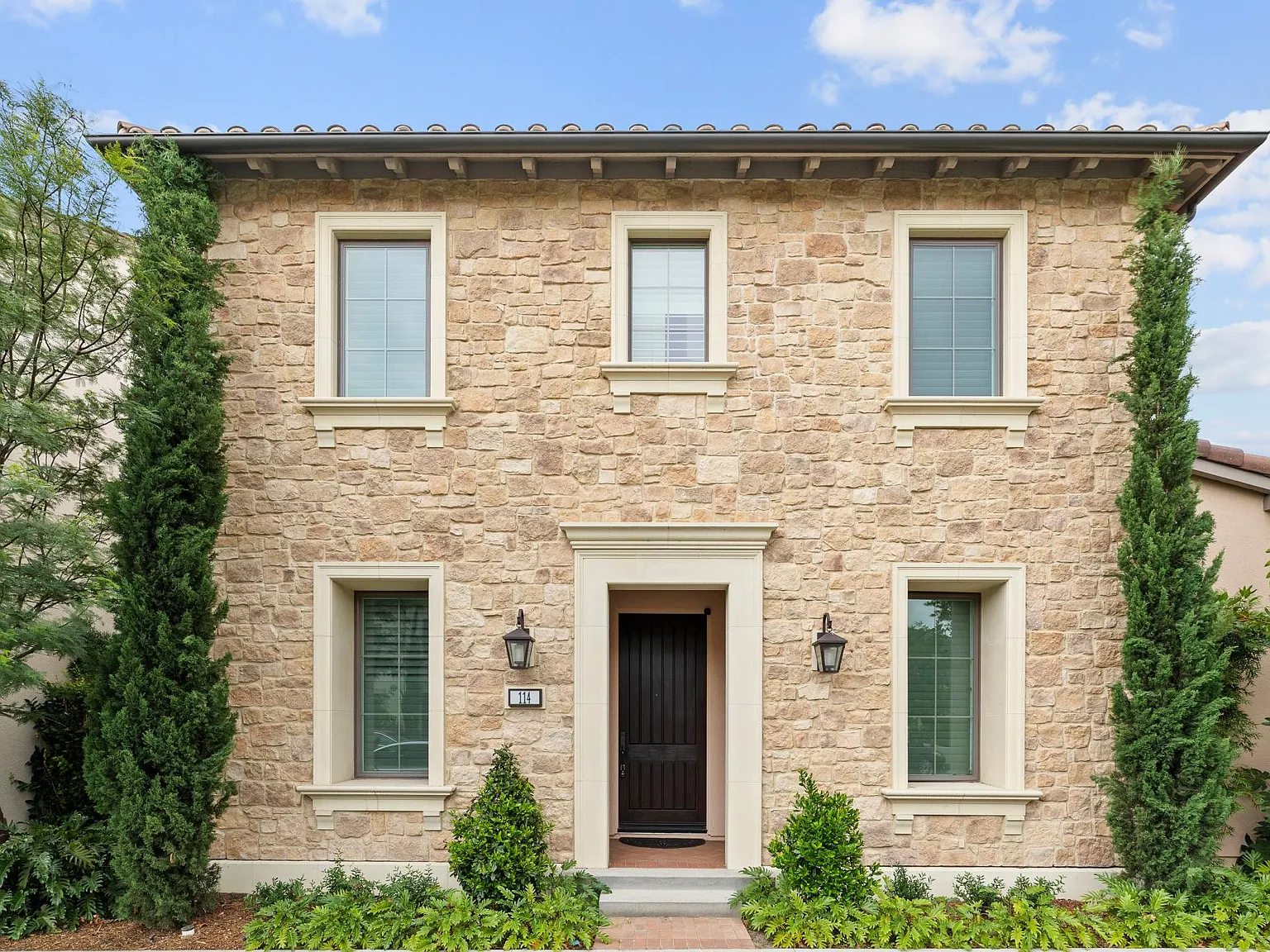 4 bed, 3.5 bath, 2406 sqft, $6,500 — Photo 1