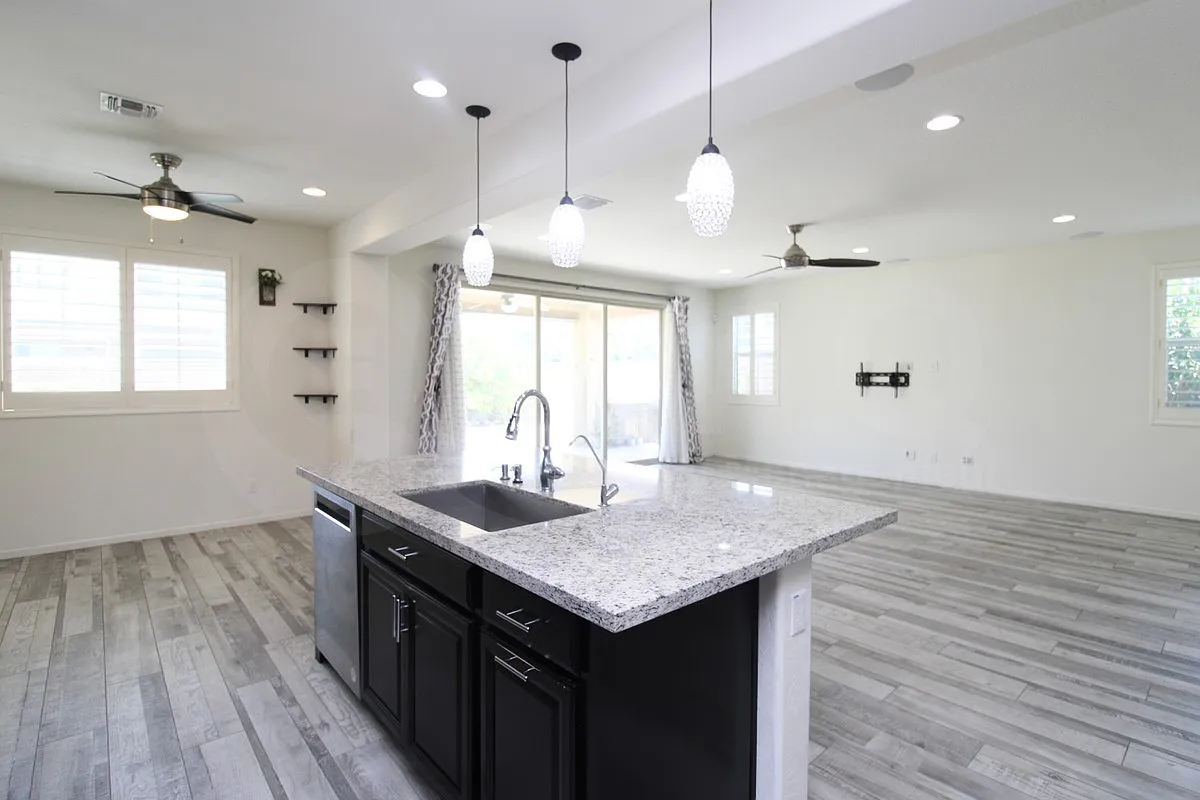 5 bed, 4.5 bath, 3252 sqft, $3,399 — Photo 4