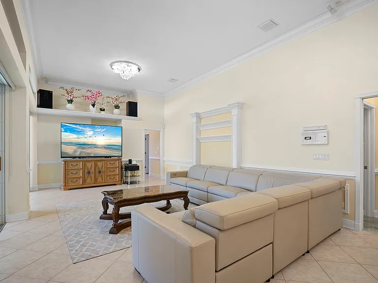5024 SW 8th Pl — Photo 8
