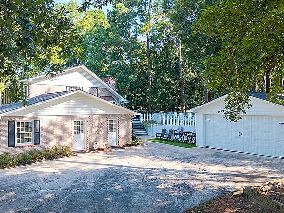 5th image of 315 Camelot Cir NW
