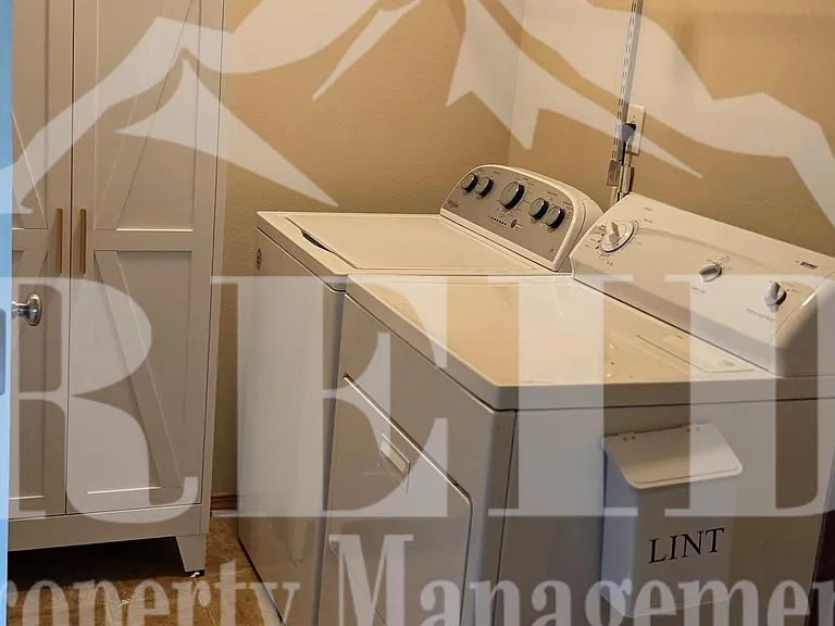 100 NE Miramar Cir — Photo 17
