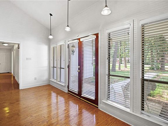 4th image of 556 Beau Chene Dr