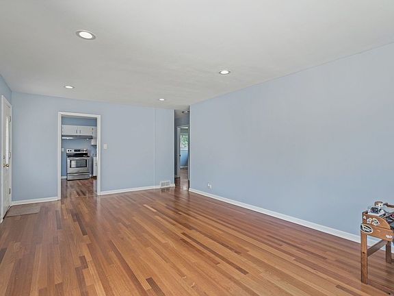 4th image of 1215 W Roosevelt Rd