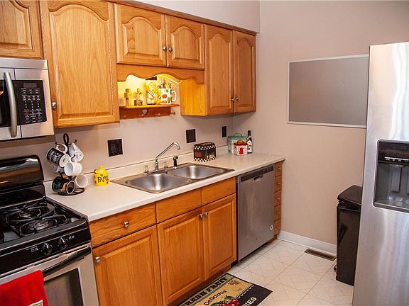 3rd image of 502 Manor Gate Ln