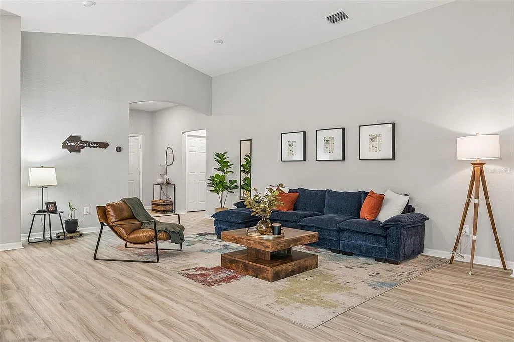 4 bed, 2.0 bath, 1819 sqft, $2,500 — Photo 4