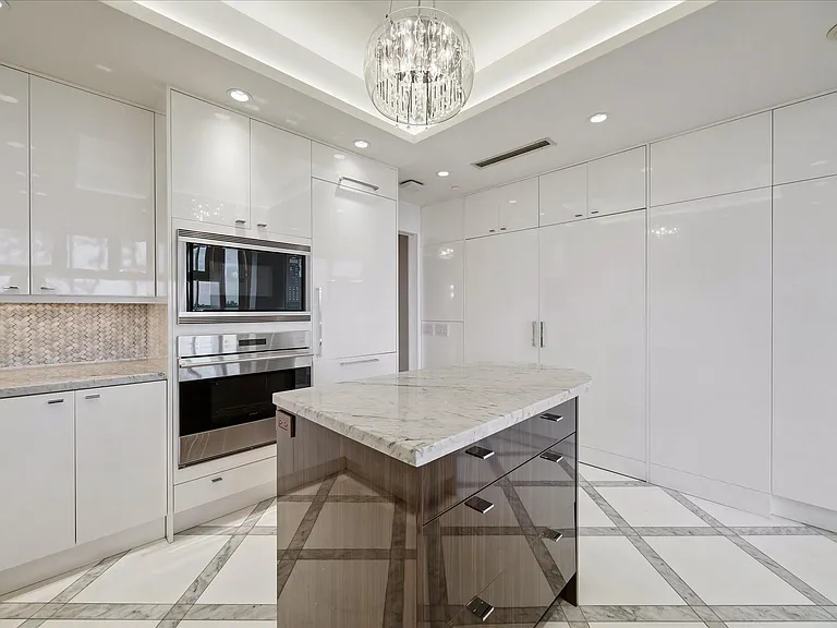 121 N Post Oak Ln #706 — Photo 12