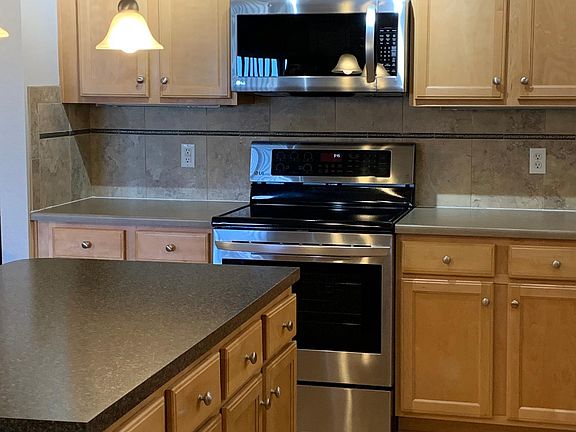Accent Island & Stainless Appliances