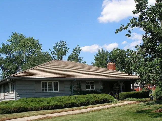 1304 E Division St photo 1