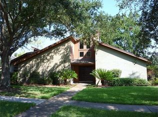 2924 Country Club Dr, Pearland, TX 77581