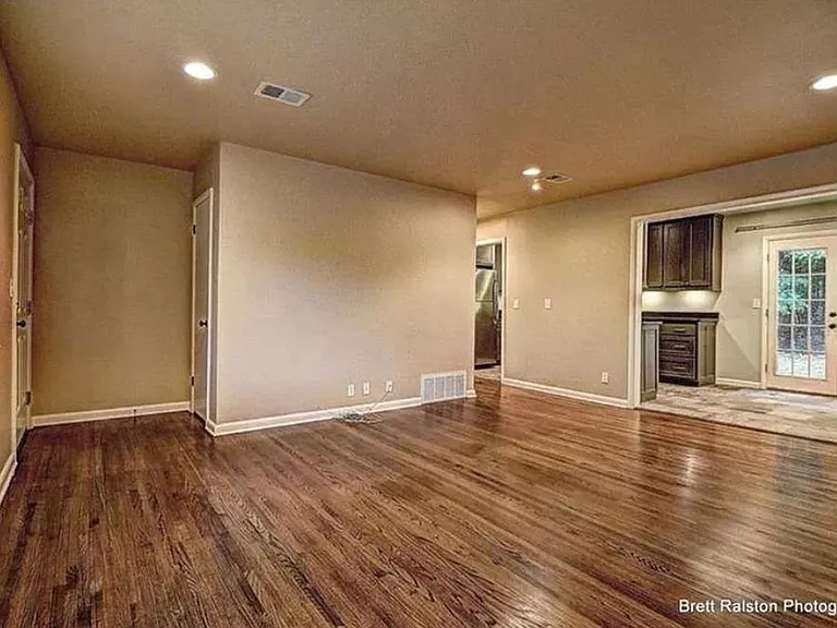 348 E Cleburn St — Photo 13