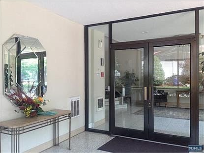 1st image of 2352 Linwood Ave APT 4A