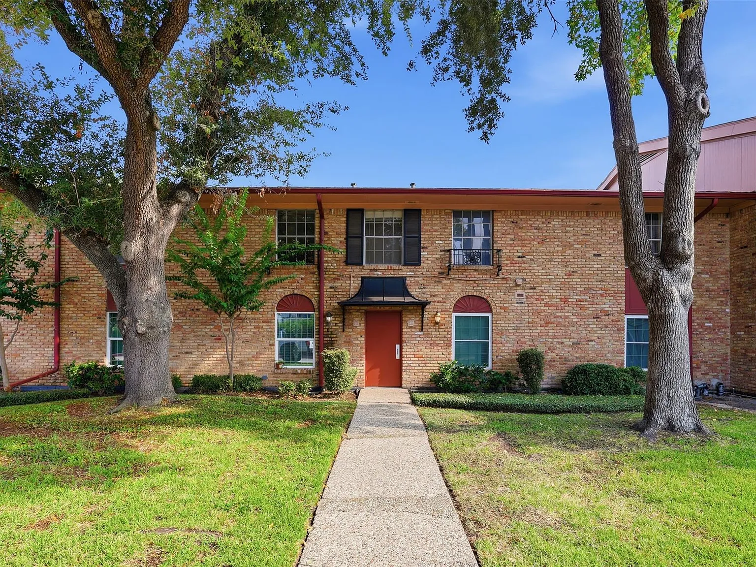 2 bed, 1.5 bath, 1014 sqft, $1,300 — Photo 1