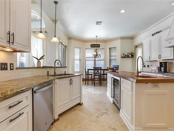 3rd image of 203 Poinsettia Dr